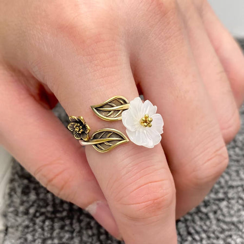 Vintage White Acrylic Flower Adjustable Metal Ring